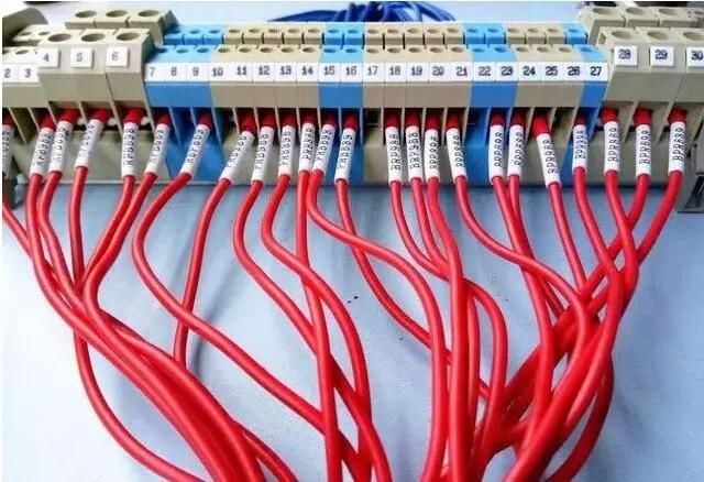 電工是怎么把線整理的這么整齊的？這離不開線號機(jī)